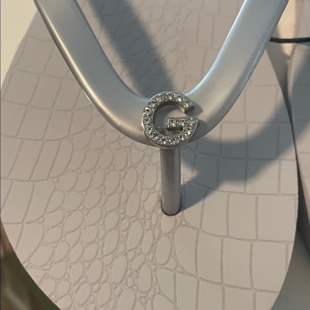 GBC Women's Elegant Rubber Gray Flip Flop Sandals - Picture 4 of 7